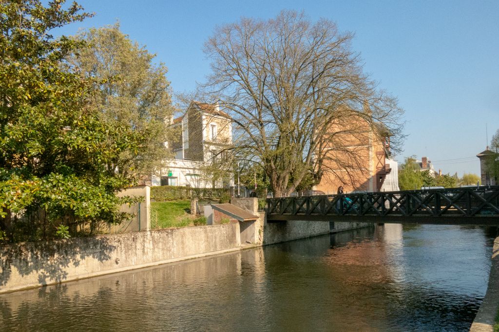 L'Essonne traverse Corbeil-Essonnes avant de se jeter dans la Seine 